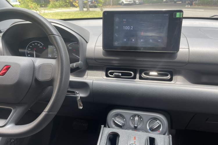 Used Wuling Hongguang New Energy 2024 All-Electric Model 300KM Standard Version Audio And AC Panel