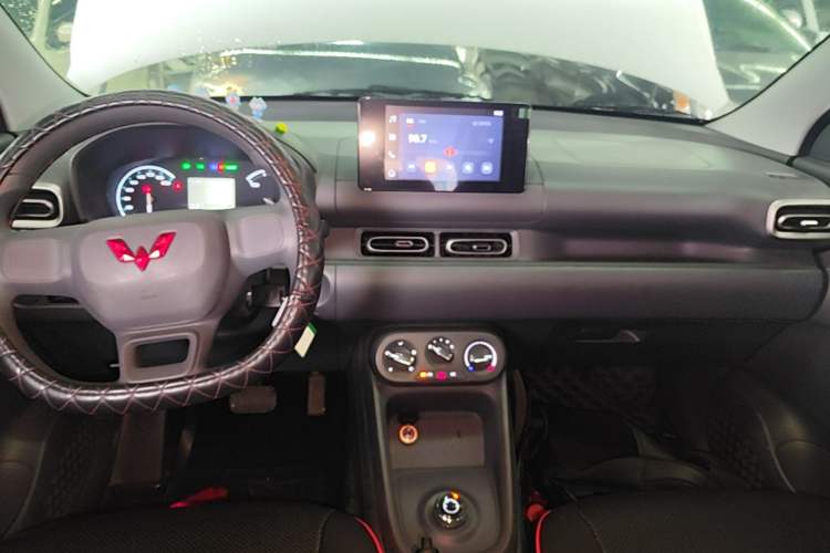 Used Wuling Hongguang New Energy 2024 All-Electric Model 300KM Standard Version Audio And AC Panel