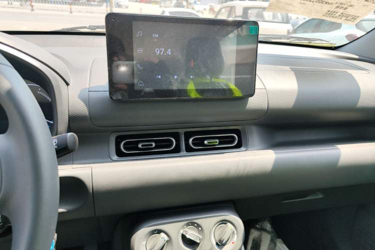 Used Wuling Hongguang New Energy 2024 All-Electric Model 300KM Standard Version Audio And AC Panel