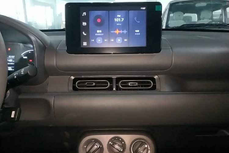 Used Wuling Hongguang New Energy 2024 All-Electric Model 300KM Standard Version Audio And AC Panel