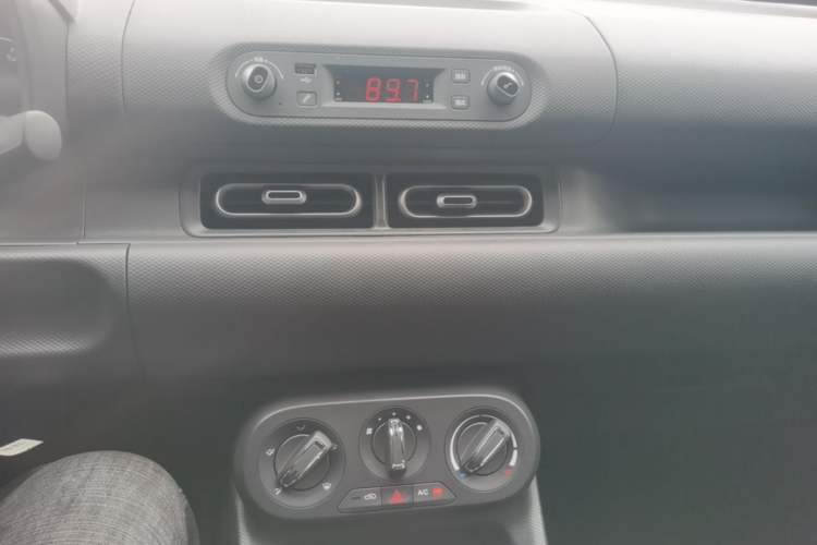 Used Wuling Hongguang New Energy 2024 All-Electric Model 300KM Practical Version Audio And AC Panel