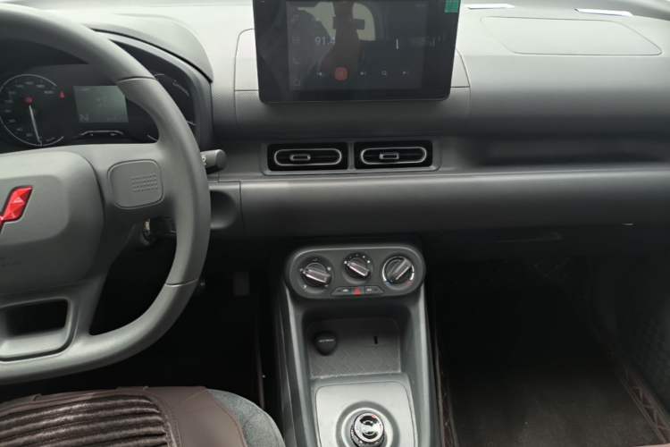 Used Wuling Hongguang New Energy 2024 All-Electric Model 300KM Standard Version Audio And AC Panel