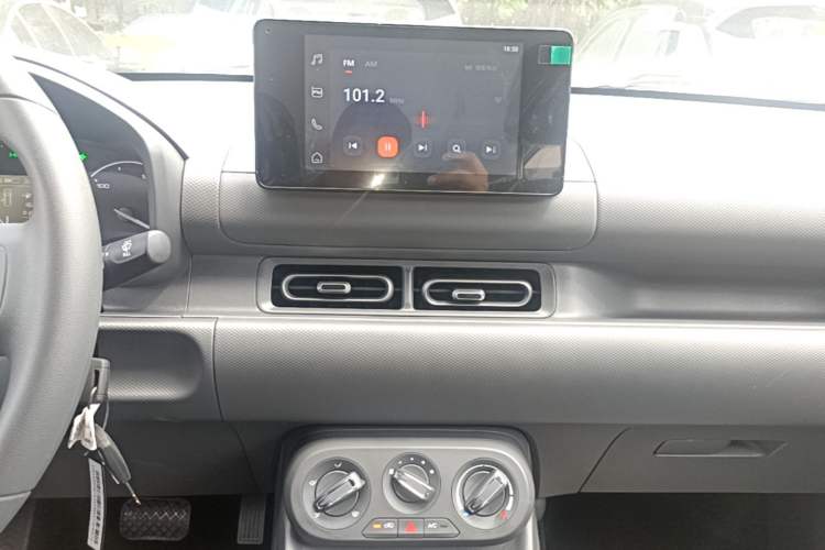 Used Wuling Hongguang New Energy 2024 All-Electric Model 300KM Standard Version Audio And AC Panel