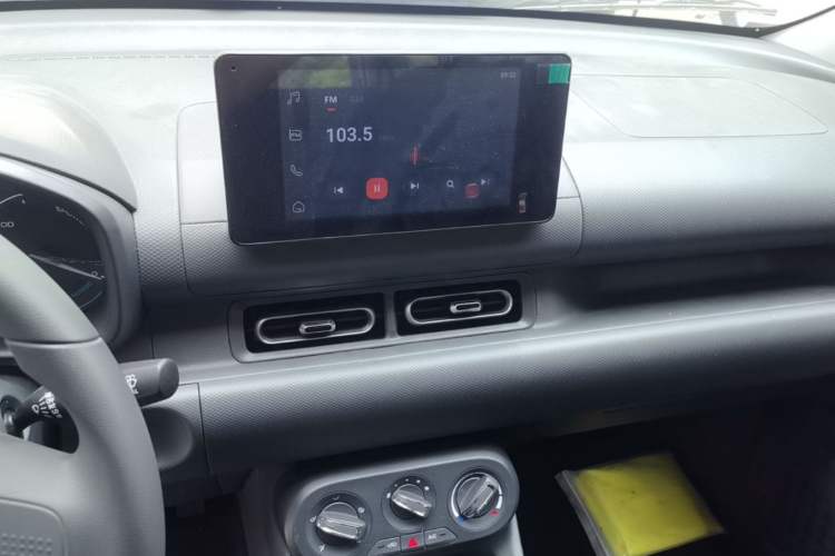 Used Wuling Hongguang New Energy 2024 All-Electric Model 300KM Standard Version Audio And AC Panel