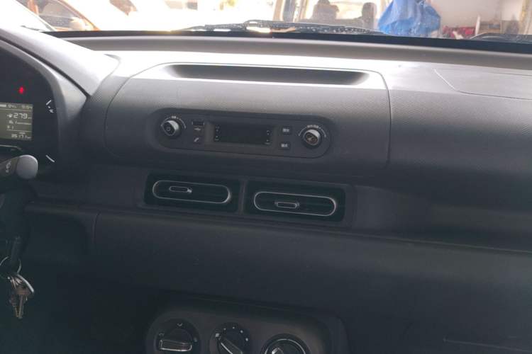 Used Wuling Hongguang New Energy 2024 All-Electric Model 300KM Practical Version Audio And AC Panel