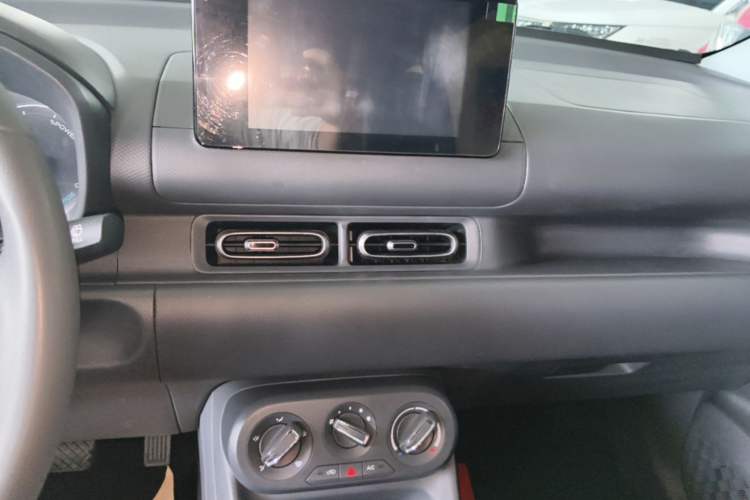 Used Wuling Hongguang New Energy 2024 All-Electric Model 300KM Standard Version Audio And AC Panel