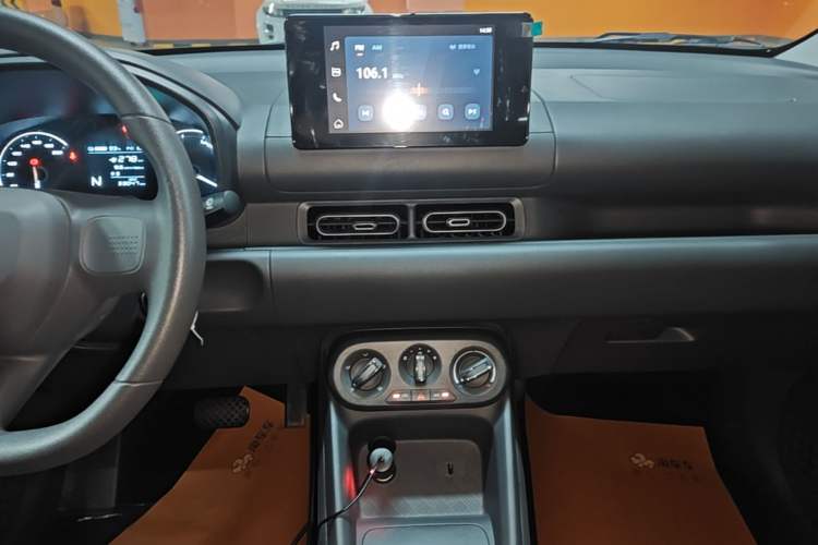 Used Wuling Hongguang New Energy 2024 All-Electric Model 300KM Standard Version Audio And AC Panel