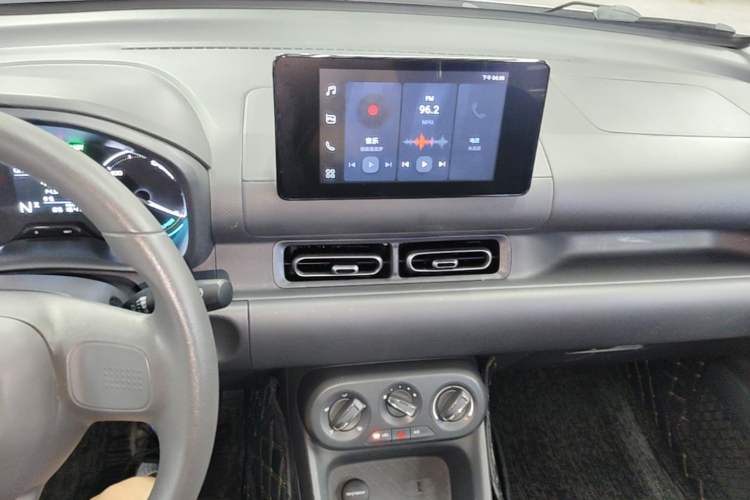 Used Wuling Hongguang New Energy 2024 All-Electric Model 300KM Standard Version Audio And AC Panel