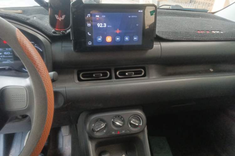 Used Wuling Hongguang New Energy 2024 All-Electric Model 300KM Standard Version Audio And AC Panel