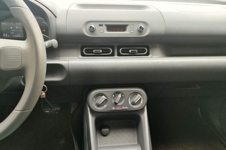Used Wuling Hongguang New Energy 2024 All-Electric Model 300KM Practical Version Audio And AC Panel