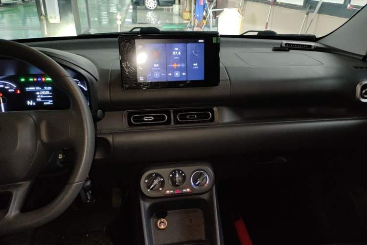 Used Wuling Hongguang New Energy 2024 All-Electric Model 300KM Standard Version Audio And AC Panel