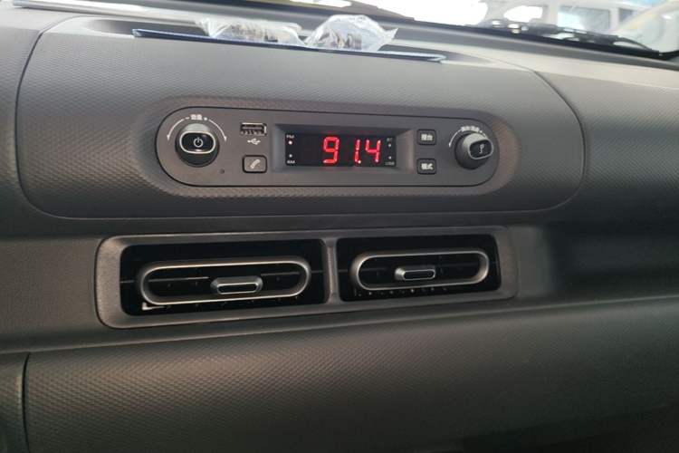 Used Wuling Hongguang New Energy 2024 All-Electric Model 300KM Practical Version Audio And AC Panel