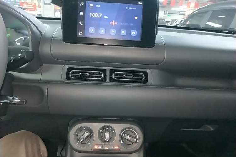 Used Wuling Hongguang New Energy 2024 All-Electric Model 300KM Standard Version Audio And AC Panel