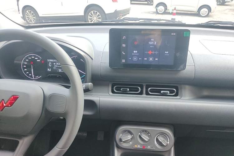 Used Wuling Hongguang New Energy 2024 All-Electric Model 300KM Standard Version Audio And AC Panel