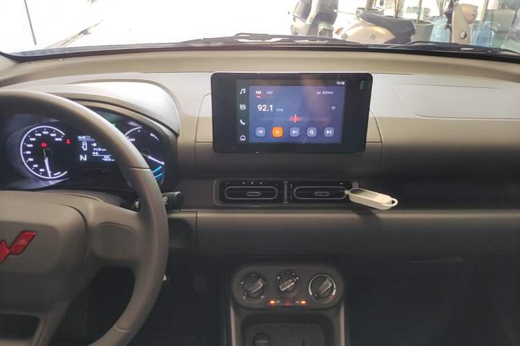 Used Wuling Hongguang New Energy 2024 All-Electric Model 300KM Standard Version Audio And AC Panel