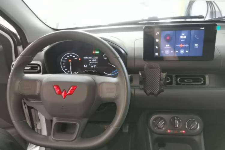 Used Wuling Hongguang New Energy 2024 All-Electric Model 300KM Standard Version Center Console