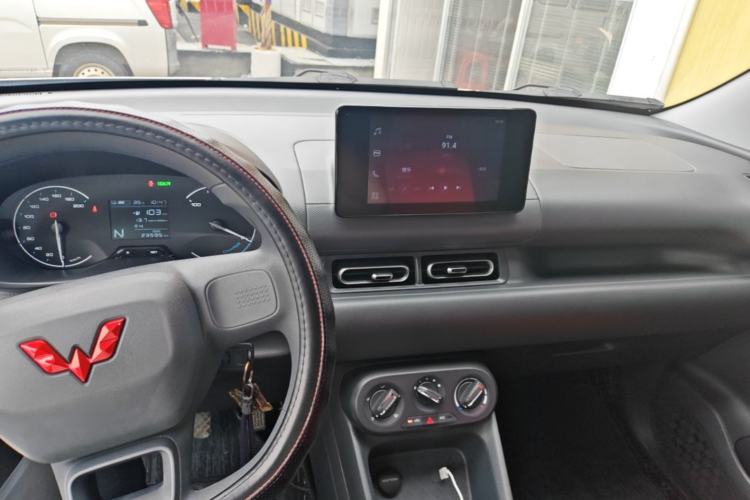 Used Wuling Hongguang New Energy 2024 All-Electric Model 300KM Standard Version Center Console