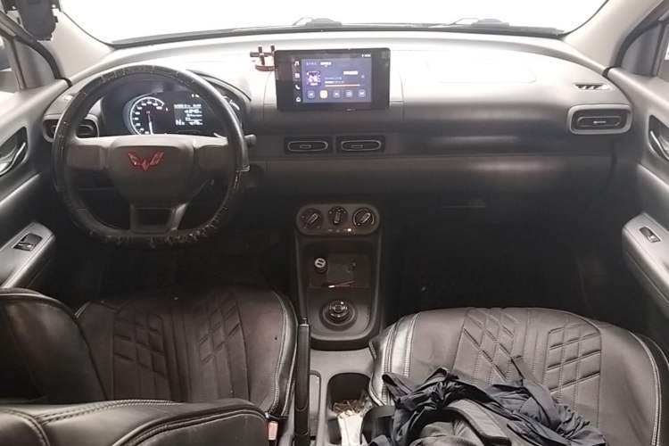 Used Wuling Hongguang New Energy 2024 All-Electric Model 300KM Standard Version Center Console