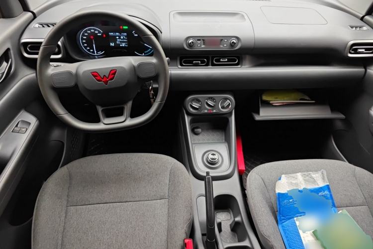 Used Wuling Hongguang New Energy 2024 All-Electric Model 300KM Practical Version Center Console