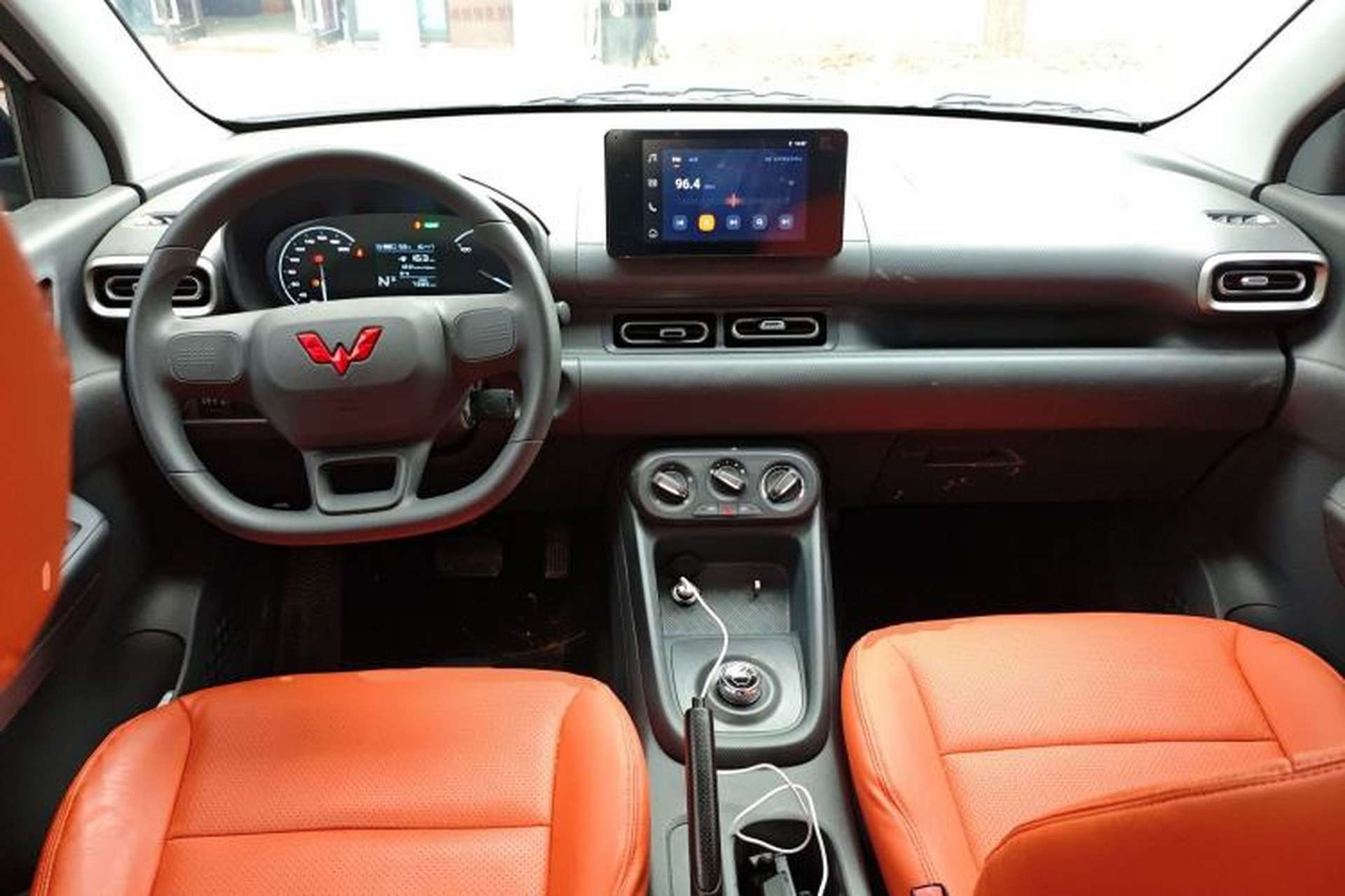 Used Wuling Hongguang New Energy 2024 All-Electric Model 300KM Standard Version Center Console