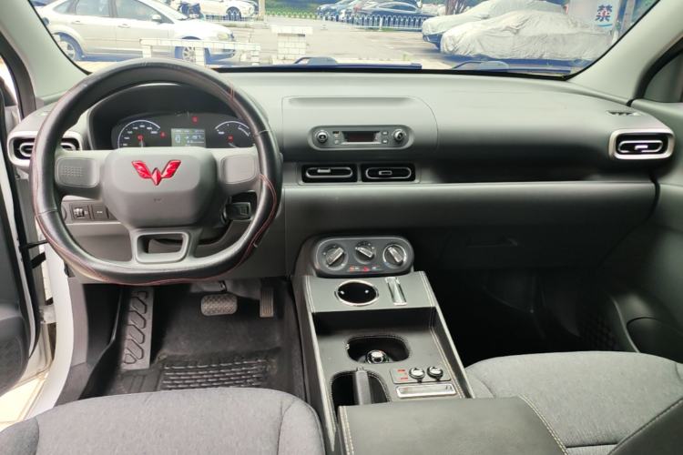 Used Wuling Hongguang New Energy 2024 All-Electric Model 300KM Practical Version Center Console