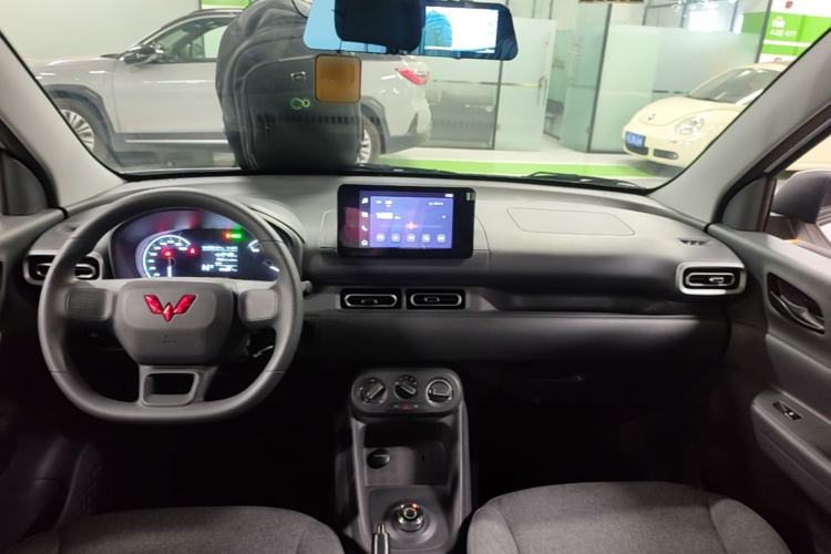Used Wuling Hongguang New Energy 2024 All-Electric Model 300KM Standard Version Center Console