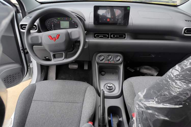 Used Wuling Hongguang New Energy 2024 All-Electric Model 300KM Standard Version Center Console