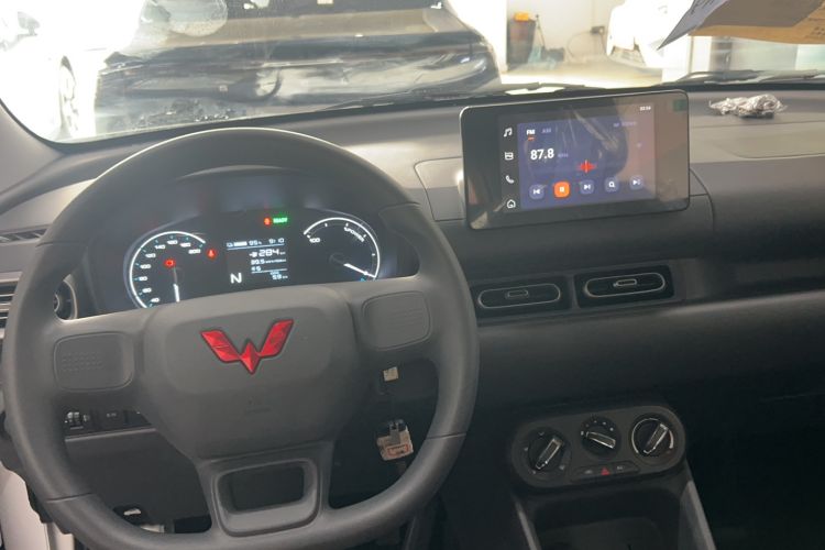 Used Wuling Hongguang New Energy 2024 All-Electric Model 300KM Standard Version Center Console