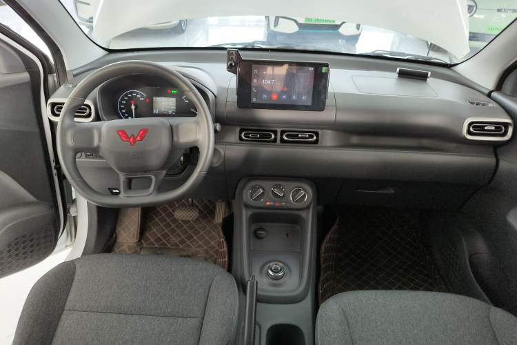 Used Wuling Hongguang New Energy 2024 All-Electric Model 300KM Standard Version Center Console