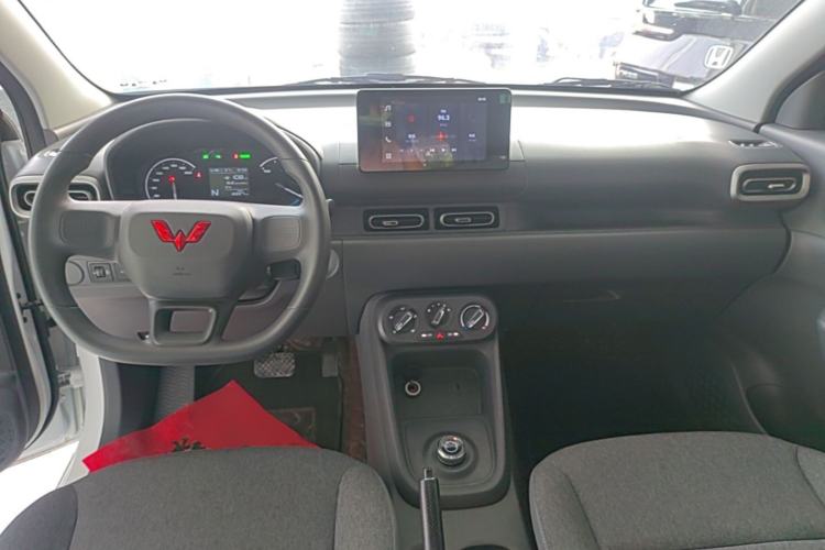 Used Wuling Hongguang New Energy 2024 All-Electric Model 300KM Standard Version Center Console