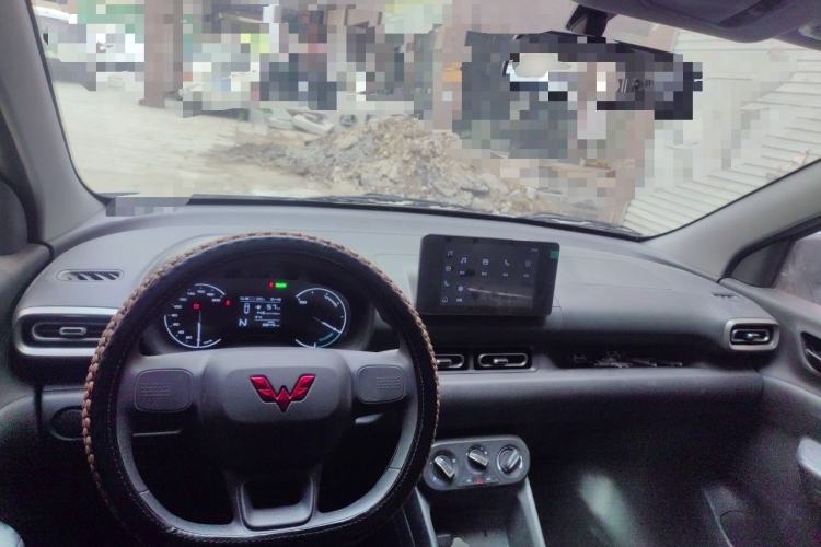 Used Wuling Hongguang New Energy 2024 All-Electric Model 300KM Standard Version Center Console