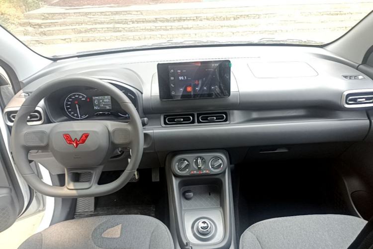 Used Wuling Hongguang New Energy 2024 All-Electric Model 300KM Standard Version Center Console