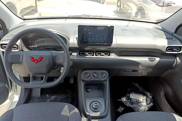 Used Wuling Hongguang New Energy 2024 All-Electric Model 300KM Standard Version Center Console