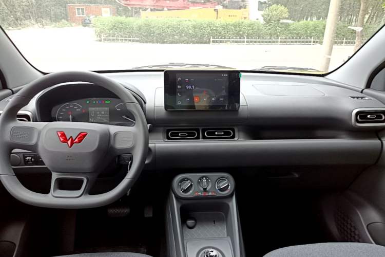 Used Wuling Hongguang New Energy 2024 All-Electric Model 300KM Standard Version Center Console