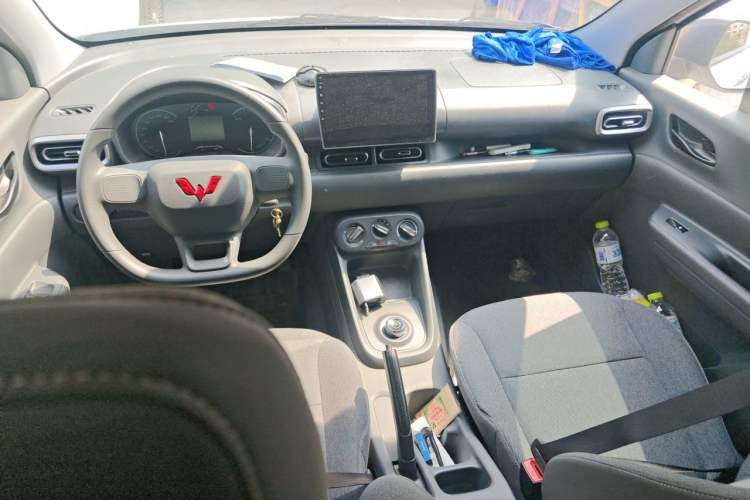 Used Wuling Hongguang New Energy 2024 All-Electric Model 300KM Practical Version Center Console