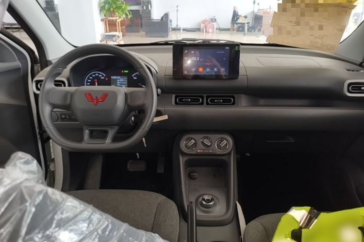 Used Wuling Hongguang New Energy 2024 All-Electric Model 300KM Standard Version Center Console