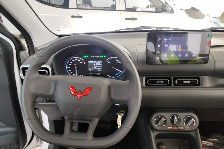 Used Wuling Hongguang New Energy 2024 All-Electric Model 300KM Standard Version Center Console
