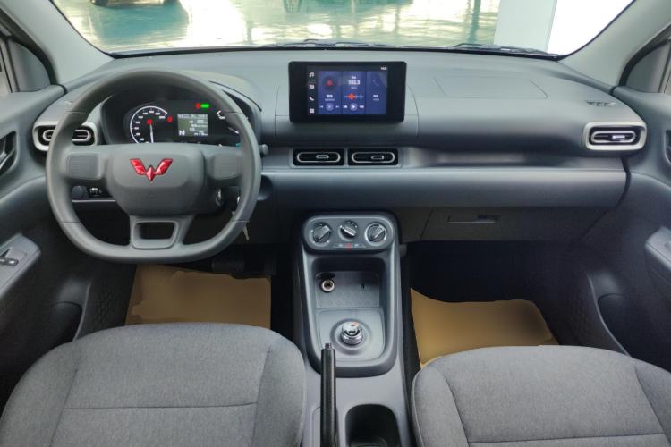 Used Wuling Hongguang New Energy 2024 All-Electric Model 300KM Standard Version Center Console