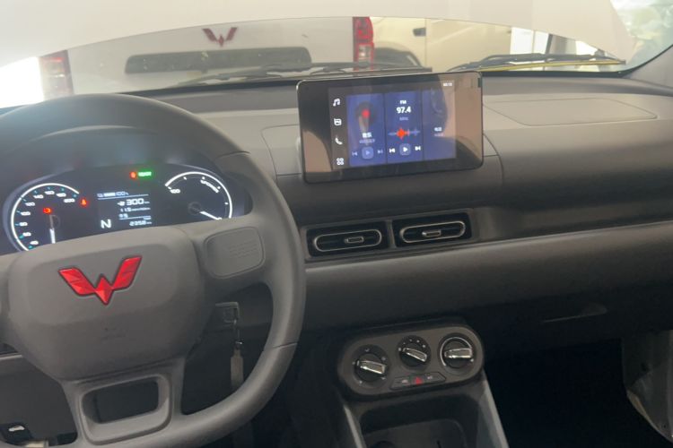 Used Wuling Hongguang New Energy 2024 All-Electric Model 300KM Standard Version Center Console