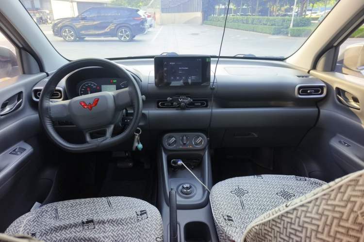 Used Wuling Hongguang New Energy 2024 All-Electric Model 300KM Standard Version Center Console