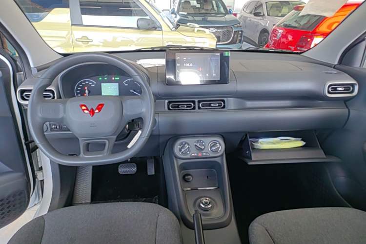 Used Wuling Hongguang New Energy 2024 All-Electric Model 300KM Standard Version Center Console