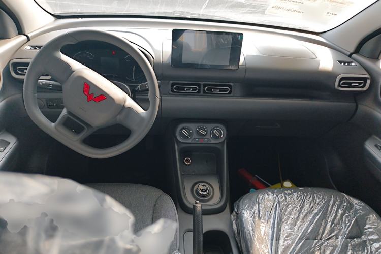 Used Wuling Hongguang New Energy 2024 All-Electric Model 300KM Standard Version Center Console