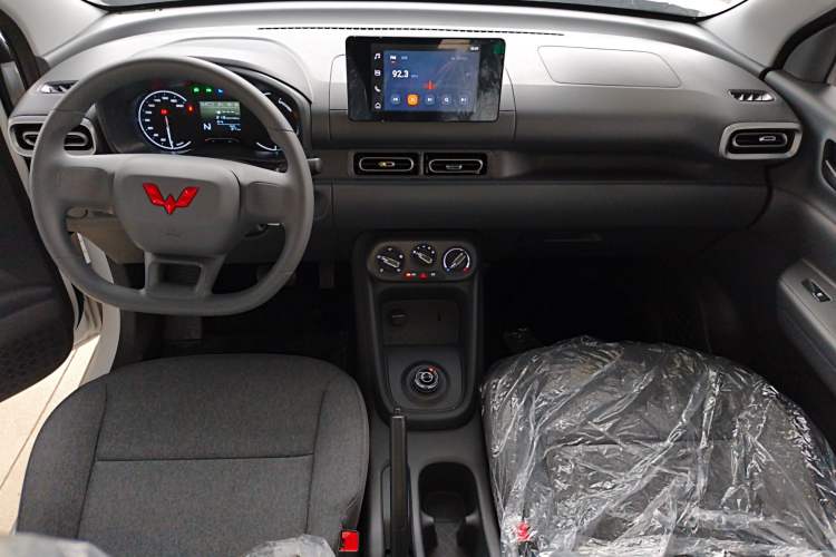 Used Wuling Hongguang New Energy 2024 All-Electric Model 300KM Standard Version Center Console