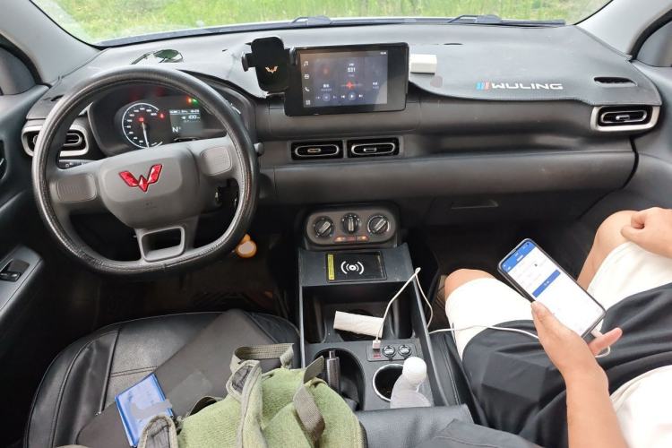 Used Wuling Hongguang New Energy 2024 All-Electric Model 300KM Standard Version Center Console