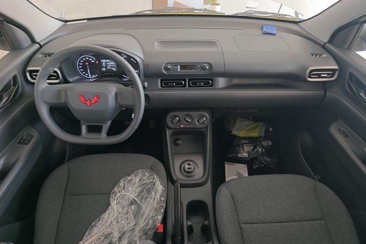 Used Wuling Hongguang New Energy 2024 All-Electric Model 300KM Practical Version Center Console