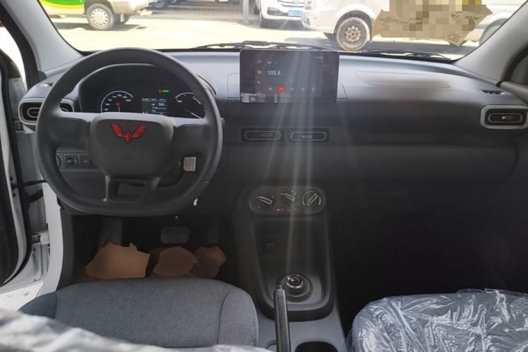 Used Wuling Hongguang New Energy 2024 All-Electric Model 300KM Standard Version Center Console