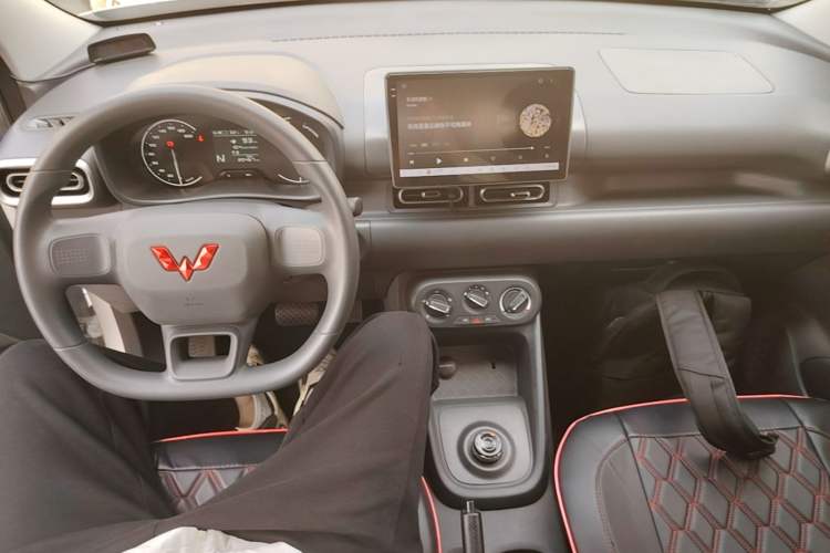 Used Wuling Hongguang New Energy 2024 All-Electric Model 300KM Standard Version Center Console