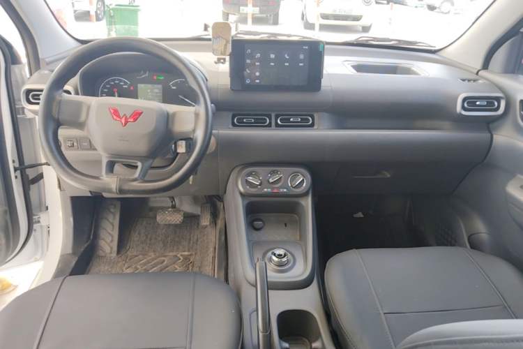 Used Wuling Hongguang New Energy 2024 All-Electric Model 300KM Standard Version Center Console
