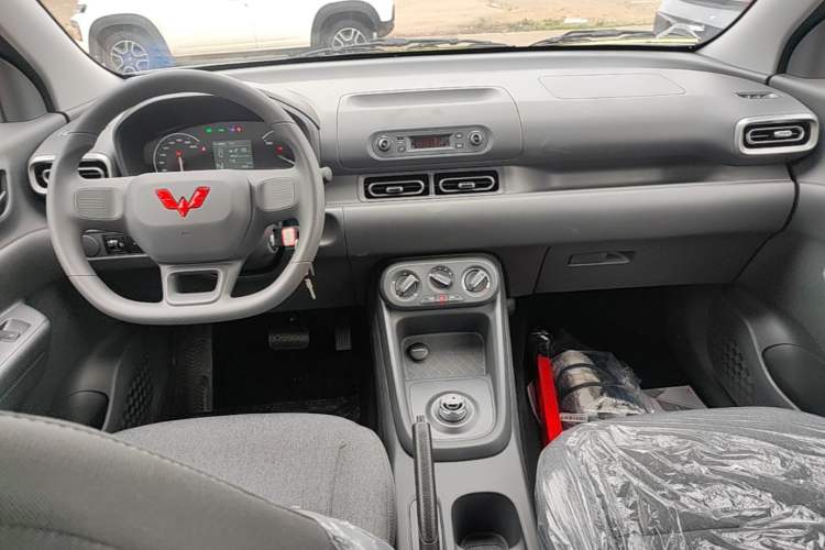 Used Wuling Hongguang New Energy 2024 All-Electric Model 300KM Practical Version Center Console