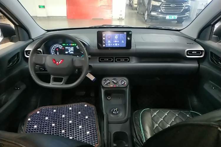 Used Wuling Hongguang New Energy 2024 All-Electric Model 300KM Standard Version Center Console